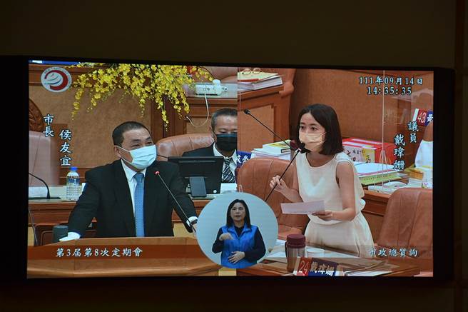 民进党新北市议员戴玮姗今总质询逼问新北市长侯友宜态度，是否愿意抗中保台、承认九二共识，对此，侯友宜表示，他捍卫中华民国，用行动展现。（蔡雯如摄）