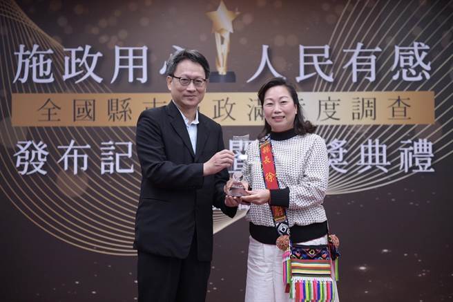 施政满意度调查，由台湾世界新闻传播协会会长刘立汉颁赠「县市长满意度银奖」奖牌予县长徐榛蔚。（花莲县府提供）