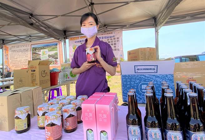 集结花莲、台东共8个农会的花东米其邻农业体验嘉年华14日登场，现场共50个摊位。（蔡旻妤摄）