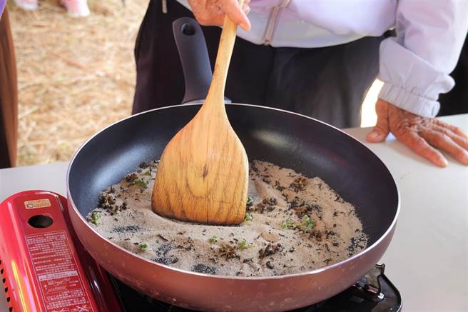 集结花莲、台东共8个农会的花东米其邻农业体验嘉年华14日登场，现场共50个摊位。（蔡旻妤摄）