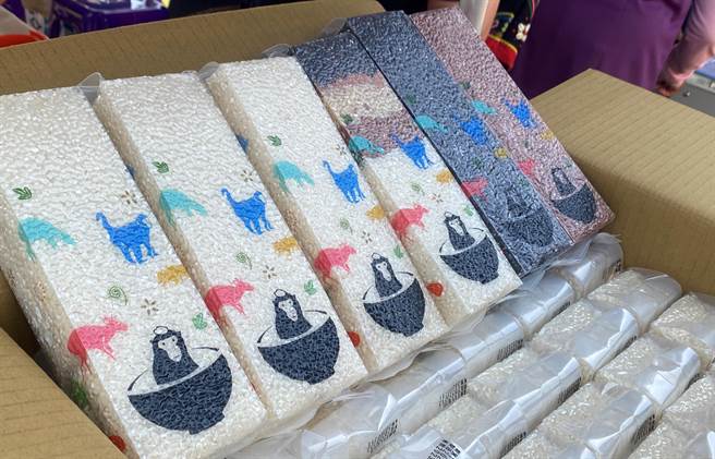 集结花莲、台东共8个农会的花东米其邻农业体验嘉年华14日登场，现场共50个摊位。（蔡旻妤摄）