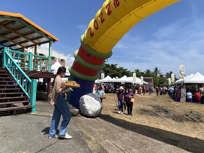 集结花莲、台东共8个农会的花东米其邻农业体验嘉年华14日登场，现场共50个摊位。（蔡旻妤摄）