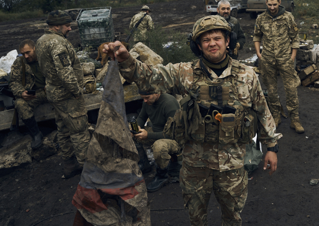 乌克兰部队在东北部哈尔科夫（Kharkiv）区反击连传捷报后，13日在伊久姆（Izium）展示脏污的俄罗斯旗。（美联社）