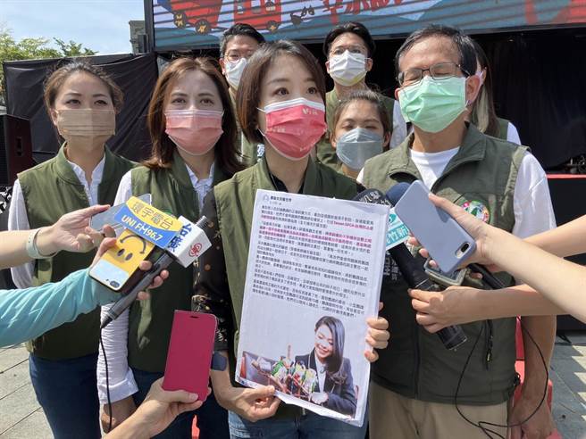 民进党新竹市长参选人沈慧虹竞选总干事李妍慧14日抨击，高虹安自称动保立委，却与脚绑铁炼鹦鹉合照是虐待动物。（王惠慧摄）