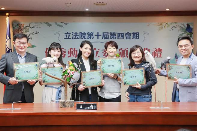 高虹安指出，拍摄照片当天是立法院举办优秀动保立委的颁奖典礼。（高虹安团队提供／王惠慧新竹传真）