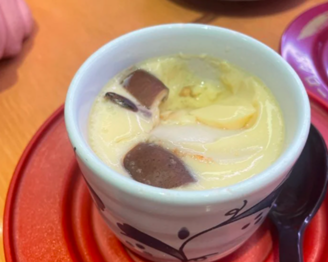 一名网友到迴转寿司消费时，在茶碗蒸惊见蟑螂。（翻摄自Dcard）