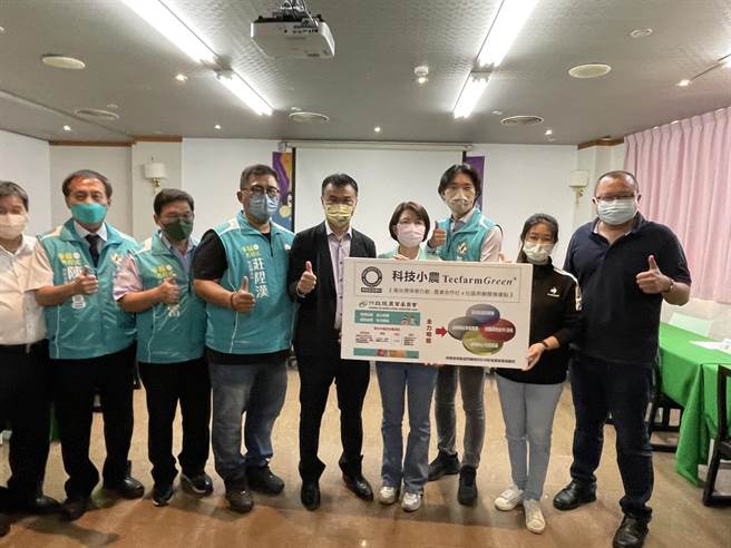 民进党彰化县长参选人黄秀芳14日在农委会主委陈吉仲陪同下，端出农业政见，提出将溪州公园打造成亚大花都中心，联成L生机廊道。（吴敏菁摄）