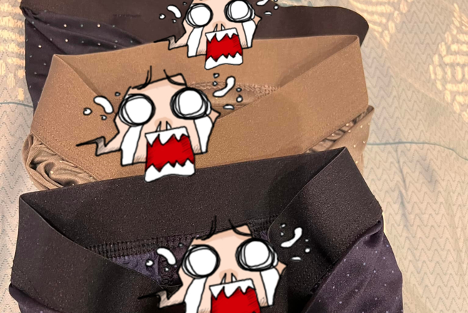 1名網友日前從衣服賣場買了4件內褲，回到家發現內褲上都還有防盜磁扣，他強調自己有結帳，崩潰發文問如何開鎖。（翻攝自臉書「爆廢公社公開版」）