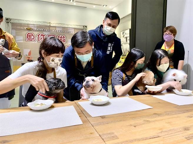 高雄市海洋局长张汉雄（后右二）14日出席食鱼教育「鱼你同作好烹友」料理系列课程。（高雄市海洋局提供／林瑞益高雄传真）