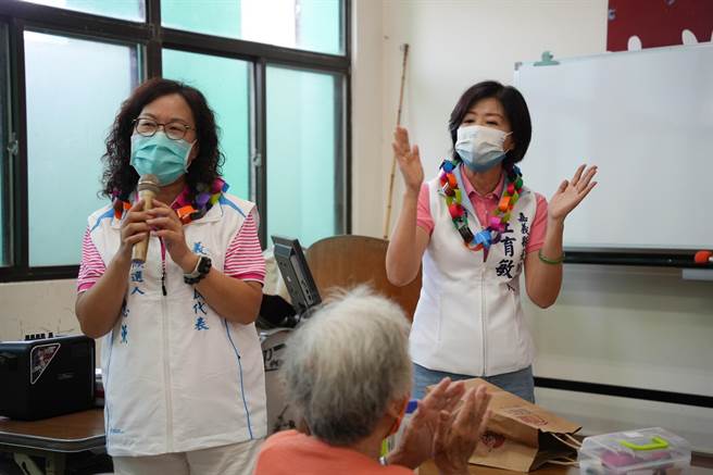 国民党嘉义县长参选人王育敏今到义竹乡参加活动，与长辈互动，同时也质疑对手翁章梁对文化的理解。（王育敏竞选团队提供∕吕妍庭嘉义传真）