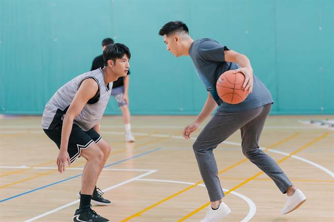 毛加恩与王新凯打球。（TVBS提供）