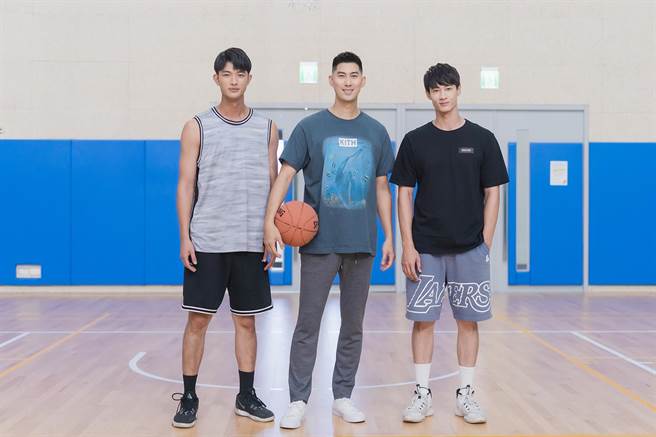 王新凯、毛加恩、黄柏峰继去年篮球公益赛后再度见面。（TVBS提供）