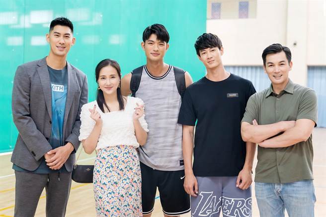 毛加恩与何妤玟、王新凯、黄柏峰、伊正。（TVBS提供）