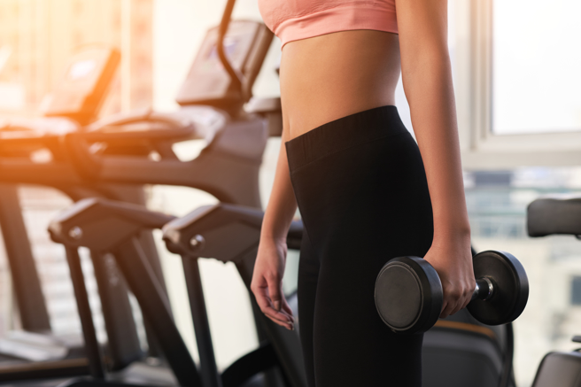 一位女网友抱怨穿瑜珈裤结果下体一直被盯着看。（示意图/shutterstock）