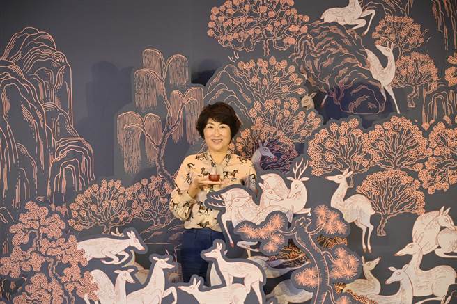 台東縣長饒慶鈴藉著與故宮合作，推薦台東的紅烏龍茶及慢經濟。（台東縣政府提供）