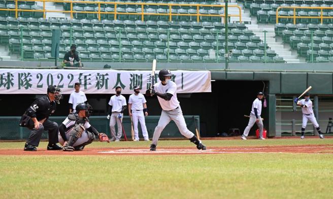 这是台钢雄鹰队在高雄举办的新人测试会，展现积极挖掘未来之星的企图心。(摄影/Carter)