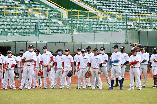 台钢雄鹰和球迷们相约澄清湖棒球场，尽情吶喊加油，沉浸在南臺湾最热血的棒球世界。(摄影/Carter)