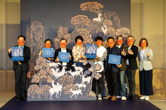 台东县政府首度携手国立故宫博物院， 推出「台东红乌龙茶点礼盒」。（台东县政府提供）