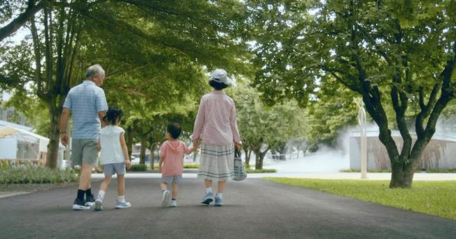 潘孟安施政影片真情告白，细数8年政绩。(屏县府提供)