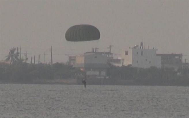 陆军航空特战部14日在屏东东港大鹏湾演练海面空降，有别往年海面跳伞地点在枋山乡加禄堂外海，今年首度移师大鹏湾舄湖水域。（民眾提供／谢佳潾屏东传真）
