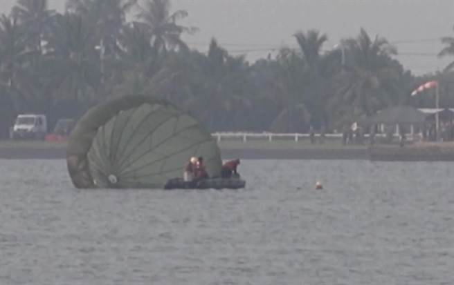 陆军航空特战部14日在屏东东港大鹏湾演练海面空降，有别往年海面跳伞地点在枋山乡加禄堂外海，今年首度移师大鹏湾舄湖水域。（民眾提供／谢佳潾屏东传真）