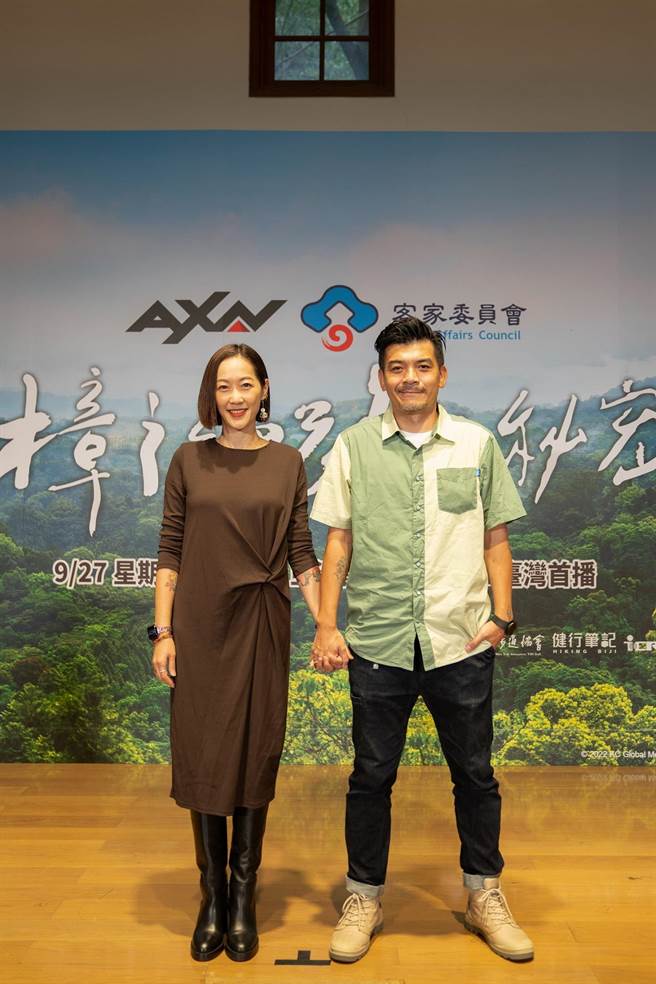 Gigi林如琦（左）、史丹利将规划「樟之细路」古道行程。（AXN提供）
