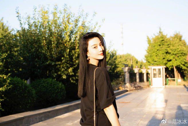 大陆女星范冰冰荣耀登上西班牙教科书，扬名海外。（图／微博@范冰冰）