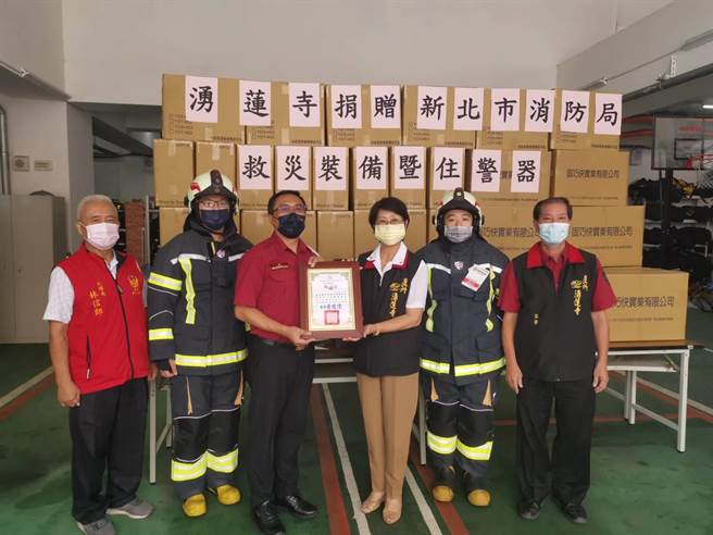 新北市芦洲的涌莲寺长期致力在地公益慈善活动，此次一举捐赠3120颗住警器、27套消防衣帽鞋、2组电动油压撑开器及1架空拍机给予新北市政府消防局第三大队。(新北市消防局提供)