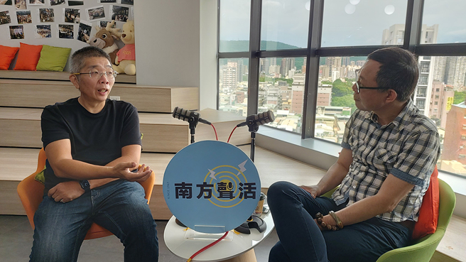 《南方声活》主持人杜韦(右)，为《声声不息》Podcast声媒育成研习营讲师之一，他认为Podcast是透过声音跟世界交朋友的工具！。(图片提供/高雄市政府劳工局)