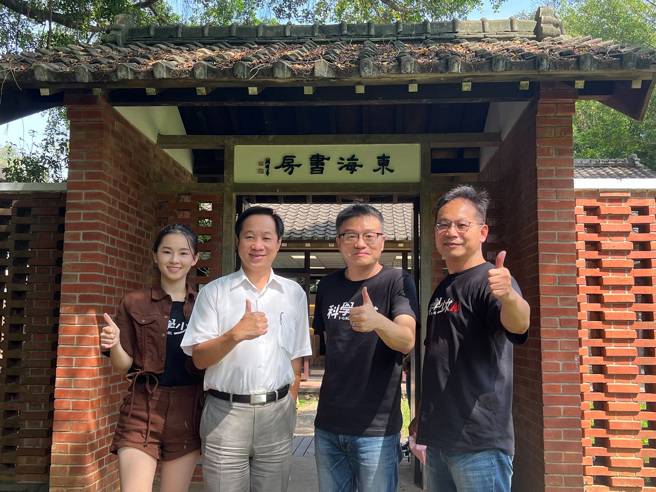 《科学少女》主角卢以恩(左起)、东海大学校长张国恩、导演庄景燊、监制王银国合影。(照片/东海大学提供)