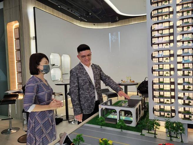 （远雄房地产行销协理杨士莹(右)说明PARK 16的规划和设计特色。图／顏瑞田）