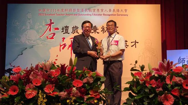 桃园市大溪区仁和国小校长萧富阳（右）获今年师铎奖。（吕筱蝉摄）