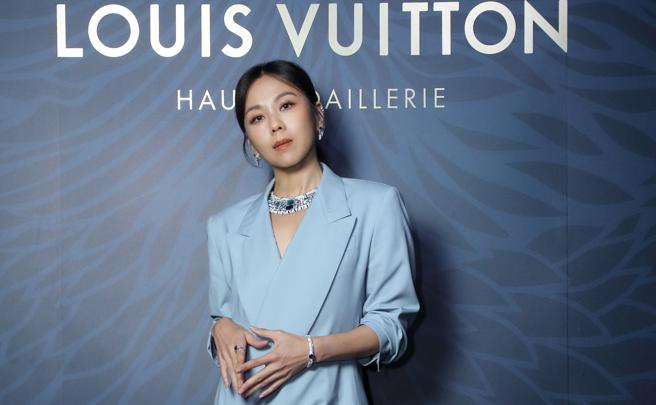 蔡健雅佩戴LV要价2.1亿珠宝，笑说已经与珠宝合为一体、难分难舍了。(LV提供)