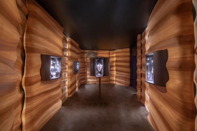 LV在涵碧楼打造Dragon主题的珠宝展间，呼应窗外的波光粼粼。（LV提供）