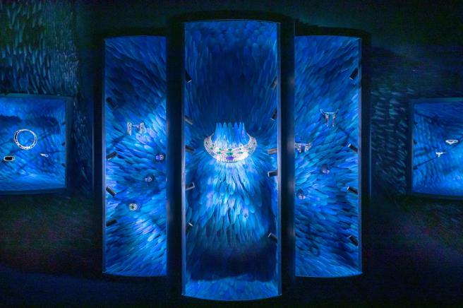 LV在涵碧楼打造Phoenix主题的珠宝展间，与碧绿湖水、蓝绿色彩宝彼此呼应。（LV提供）