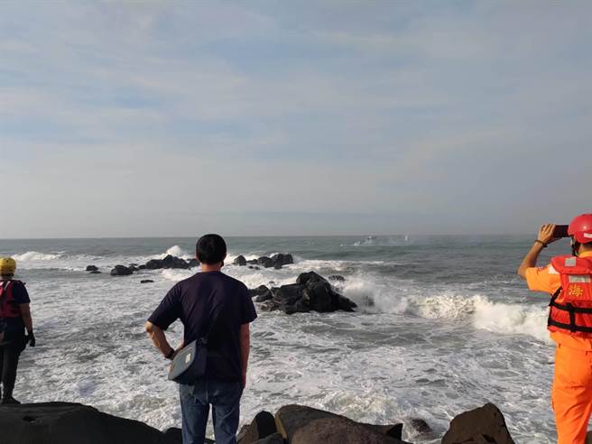 新北市石门区麟山鼻海域传出男子不明原因落海，所幸已获救。（民眾提供）