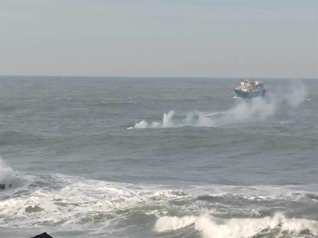 新北市石门区麟山鼻海域传出男子不明原因落海，所幸已获救。（民眾提供）