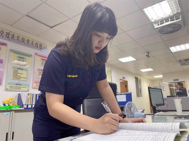桃园警分局青溪派出所女警庄雅婷冒雨深夜帮推车，驾驶讚人美心更美。(翻摄照片／蔡依珍桃园传真)