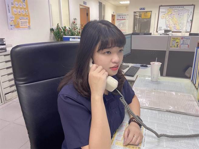 桃园警分局青溪派出所女警庄雅婷冒雨深夜帮推车，驾驶讚人美心更美。(翻摄照片／蔡依珍桃园传真)