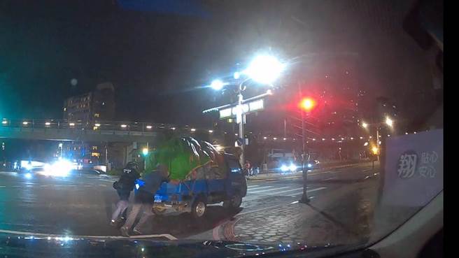 桃园警分局青溪派出所女警庄雅婷冒雨深夜帮推车，驾驶讚人美心更美。(翻摄照片／蔡依珍桃园传真)