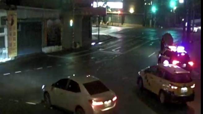 桃园警分局青溪派出所女警庄雅婷冒雨深夜帮推车，驾驶讚人美心更美。(翻摄照片／蔡依珍桃园传真)