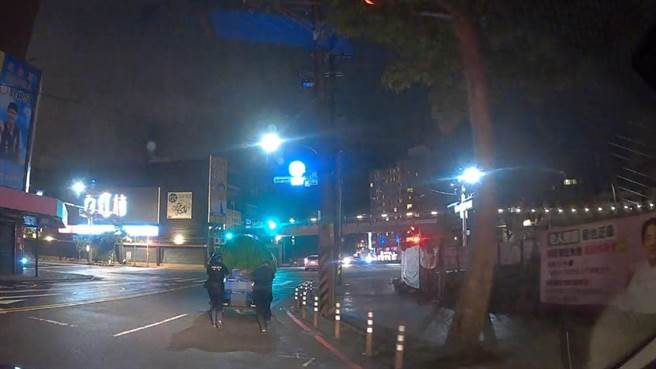 桃园警分局青溪派出所女警庄雅婷冒雨深夜帮推车，驾驶讚人美心更美。(翻摄照片／蔡依珍桃园传真)