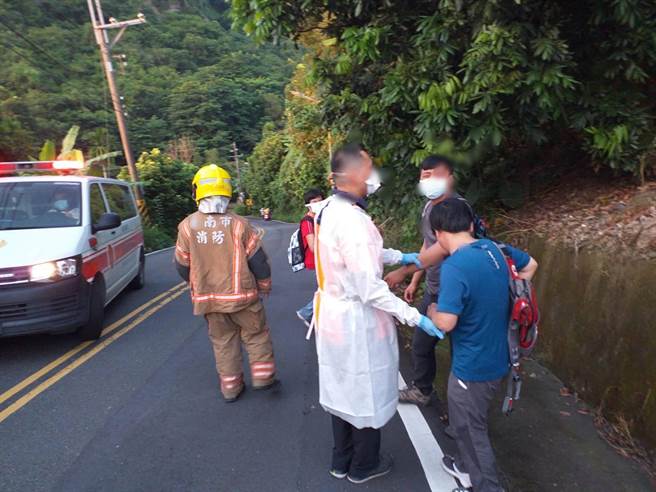 警消将受伤人员救出。（民眾提供／李俊淇台南传真）
