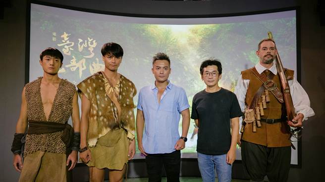魏德圣（右二）与范逸臣（中）与3名身穿《臺湾三部曲》角色装扮的演员合影。（高雄市政府提供）