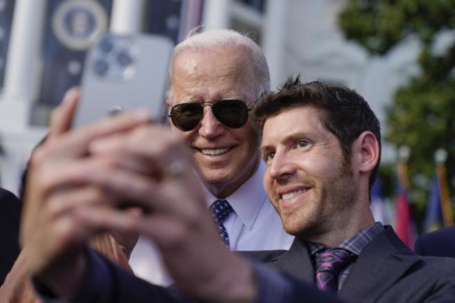 美国总统拜登（左）与民眾合影。（美联社）
