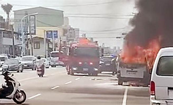 彰化縣和美鎮彰美路14日下午1點多，一輛廂型車突然火燒車，司機和6名乘客逃過一劫。（和美犁盛里長黃正炘提供／吳敏菁彰化傳真）