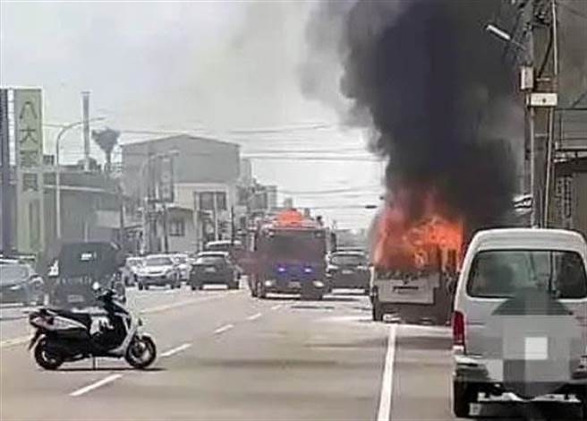 彰化縣和美鎮彰美路14日下午1點多，一輛廂型車突然火燒車，司機和6名乘客逃過一劫。（和美犁盛里長黃正炘提供／吳敏菁彰化傳真）
