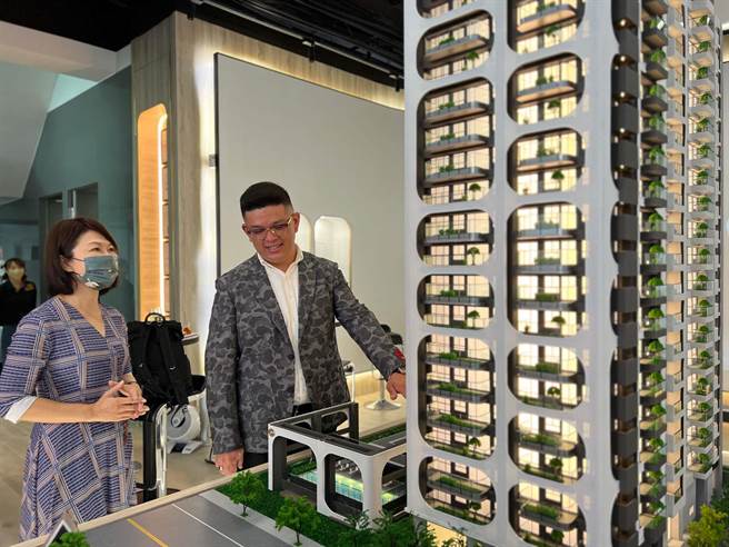 「远雄PARK 16」位于农16中心枢纽，开价每坪52至56万。（柯宗纬摄）