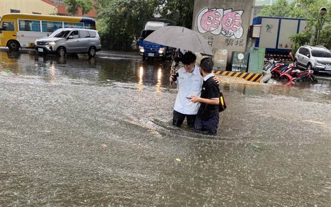 桃园杨梅8月初强降雨导致埔心火车站后站周边水淹及腰，议员周玉琴斥非偶发单一事件，要求市府改善。（翻摄照片／蔡依珍桃园传真）