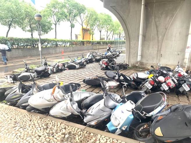 桃园杨梅8月初强降雨导致埔心火车站后站周边水淹及腰，议员周玉琴斥非偶发单一事件，要求市府改善。（翻摄照片／蔡依珍桃园传真）